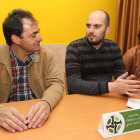Vuelta, pedáneo de Columbrianos (PP); Cubelos, de Magaz y Silvia Ríos, de Villabuena (PSOE), ayer al reclamar unidad a las pedanías.
