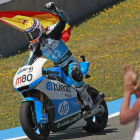 Rabat, con la bandera española, realiza la vuelta triunfal al circuito de Jerez tras su victoria en Moto2.