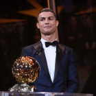 Cristiano Ronaldo posa con el Balón de Oro tras la ceremonia celebrada en París. FAUGERE FRANCK