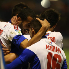 Yuri celebra con un gesto cómplice con Acorán, asistente en el gol, el tanto que dio el triunfo a la Deportiva, anotándose en su cuenta personal siete dianas en los diez partidos oficiales.