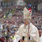 El cardenal-arzobispo de Madrid, Antonio María Rouco Varela, asciende al altar instalado en la plaza