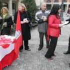 Mansilla, cuarta por la derecha, ayer en la plaza del Ayuntamiento