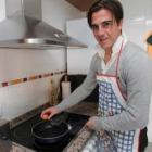 El delantero de la Cultural José María «Pepe» Mena, en la cocina de su casa.
