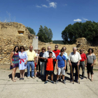 Integrantes de la Junta Vecinal de Villaverde de Arriba con parte del vecindario frente a las ruinas de la ermita. MARCIANO PÉREZ