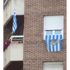 Las banderas de la Deportiva cuelgan de las ventanas.