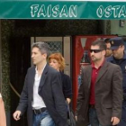 El juez Marlaska, delante del bar Faisán, tras la redada de junio del 2006.