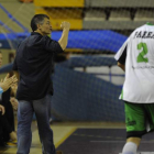 Isidoro Martínez celebra con el puño en alto una de las acciones brillantes del Ademar.