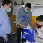 Dani Gordo y José Mario Carrillo entregan un regalo a uno de los niños hospitalizados.
