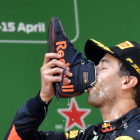 Ricciardo celebra la victoria en el Gran Premio de China bebiendo de su propio zapato. F. ROBICHON