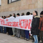 Los trabajadores protagonizaron ayer un acto de protesta a las puertas de los Juzgados.