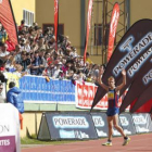 Sergio Sánchez celebra en la pista del Hispánico su triunfo en la Media Maratón ante los aplausos de