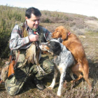 Un cazador con un faisán abatido.