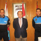 El alcalde, junto a los dos nuevos policías locales.