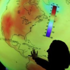 Una mujer explica los efectos del cambio climático.