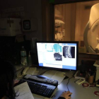 En la imagen se aprecia el escáner de la Clínica Ponferrada realizando una prueba exploratoria a un paciente.