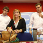 Javier Santiago, Isabel Carrasco y Diego Suárez, instantes antes de comenzar el acto de ayer.