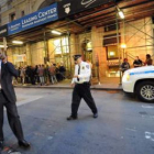Un policía patrulla el edificio donde vivirá temporalmente Strauss Kahn.