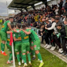 El Atlético Astorga celebra su clasificación tras apear al Andorra. DL