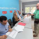 Un militante votando ayer en la sede de Ponferrada. ANA F. BARREDO