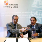 El consejero de Sanidad firma un convenio con los farmacéuticos de Castilla y León.