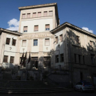 El cuartel de la Policía Local ocupa el pabellón principal.