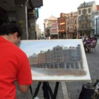 Un pintor ultima su obra sobre la plaza Mayor.