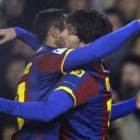 Leo Messi, derecha, celebra con su compañero Adriano el gol del equipo blaugrana.