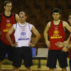 Javier de Grado explica durante un pasado entrenamiento a sus jugadores las directrices de juego