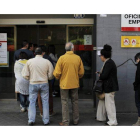 Cola de ciudadanos ante una oficina de empleo en Madrid.