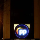 Sede del PP en Madrid, ayer por la noche. JAVIER MARTÍN