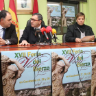 El alcalde charla con el presidente de la D.O., ayer en la presentación de la Feria del Bierzo.