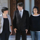 El president Carles Puigdemont y las diputadas de la CUP Mireia Boya y Anna Gabriel, en febrero.