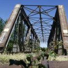 El ferrocarril salva el río Duerna gracias a este puente.