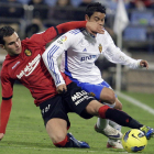 El mexicano del Zaragoza, Pablo Barrera, pugna por un balón con Álvaro Giménez.