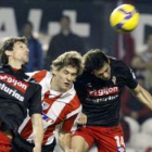 Fernando Llorente (c) volverá a ser esta tarde ante el Málaga la referencia ofensiva del Athletic