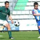 Jonathan Ruiz, golpeando el balón en la imagen, volvió ayer a los terrenos de juego tras cinco seman