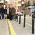 Comerciantes de la calle Marcelo Macías, ayer fotografiados con los polémicos pivotes. L. DE LA MATA