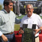 Recogen el premio en nombre de Felipe Cueto. Premia Pablo Lago, director de DIARIO DE LEÓN.
