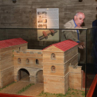 García Escudero atiende las explicaciones del arqueólogo municpial, ayer en Puerta Castillo.