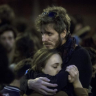 Las muestras de dolor se suceden en París junto a los lugares de los atentados.