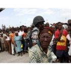 Miles de haitianos se reúnen durante un reparto de comida en el barrio Cite Soleil de Puerto Príncip