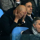 Guardiola ve el partido en tribuna tras ser expulsado. NIGEL RODDIS