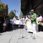 Lectura e izado de bandera en la puerta del Ayuntamiento de León. JESÚS F´SALVADORES