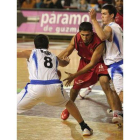 Rubio intenta arrebatarle el balón a Manny Quezada.