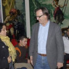 Una representante de los inmigrantes junto al alcalde de Vic, Josep María Vila.