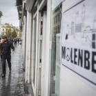 Varias personas caminan por una calle de Molenbeek.