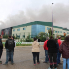 Varias personas siguen en la zona la evolución del fuego.