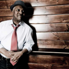 El músico de Memphis Booker T. Jones, hace maravillas a las teclas de su piano.