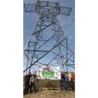 Colectivo ante Sama Velilla, ante una torreta abandonada.