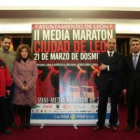 La concejala Natalia Rodríguez Picallo junto a los organizadores de la II Media Maratón.